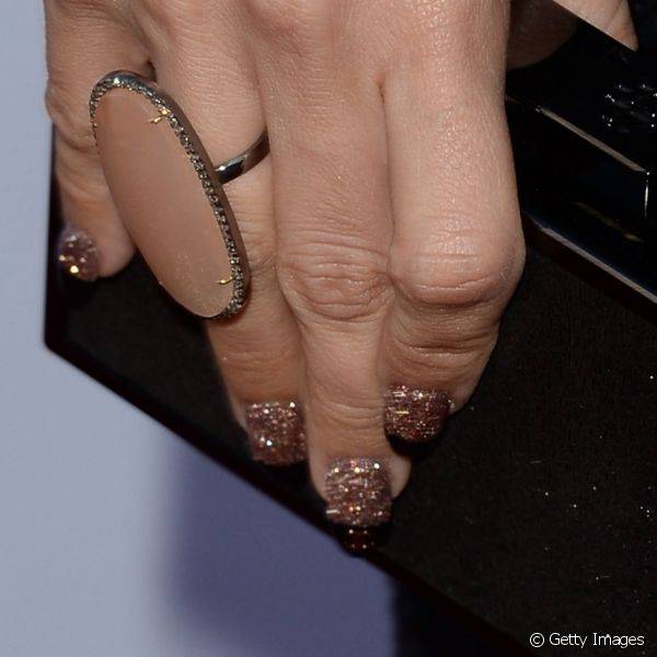 Apaixonada por brilho, a atriz apostou no glitter em todas as unhas durante a pré-estreia do filme 